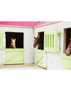 Kids Globe 610210 - Paardenhoekstal Met3 Boxen En Berging1:24 Wit/roze (geschikt Voor Schleich) 2 Kids Globe 610210 - Paardenhoekstal Met3 Boxen En Berging1:24 Wit/roze (geschikt Voor Schleich) -Britains Winkel kids globe 610210 paardenhoekstal met3 boxen en be 2